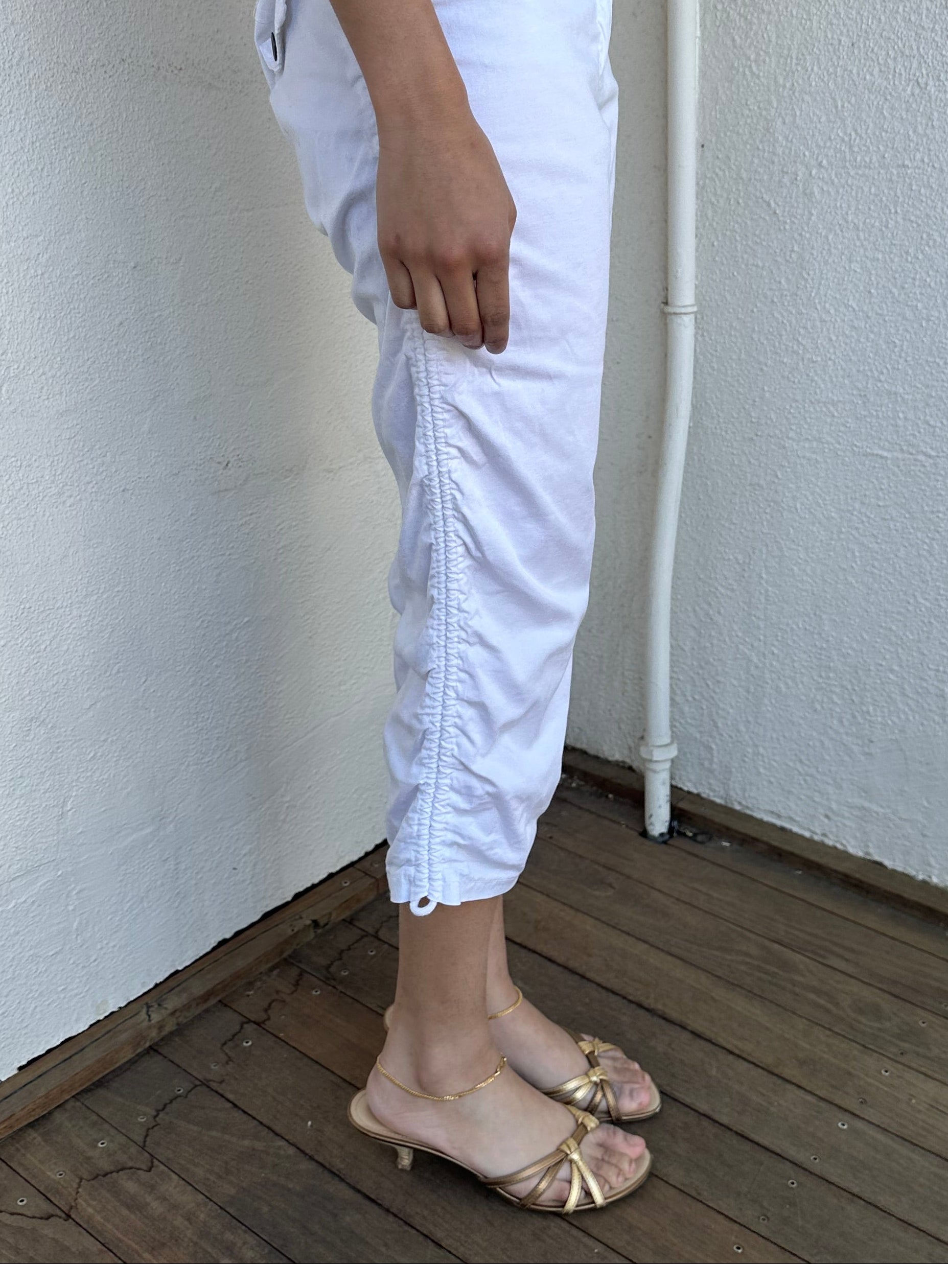 Woman wearing a Y2K 00s White side drawstring capri pants
